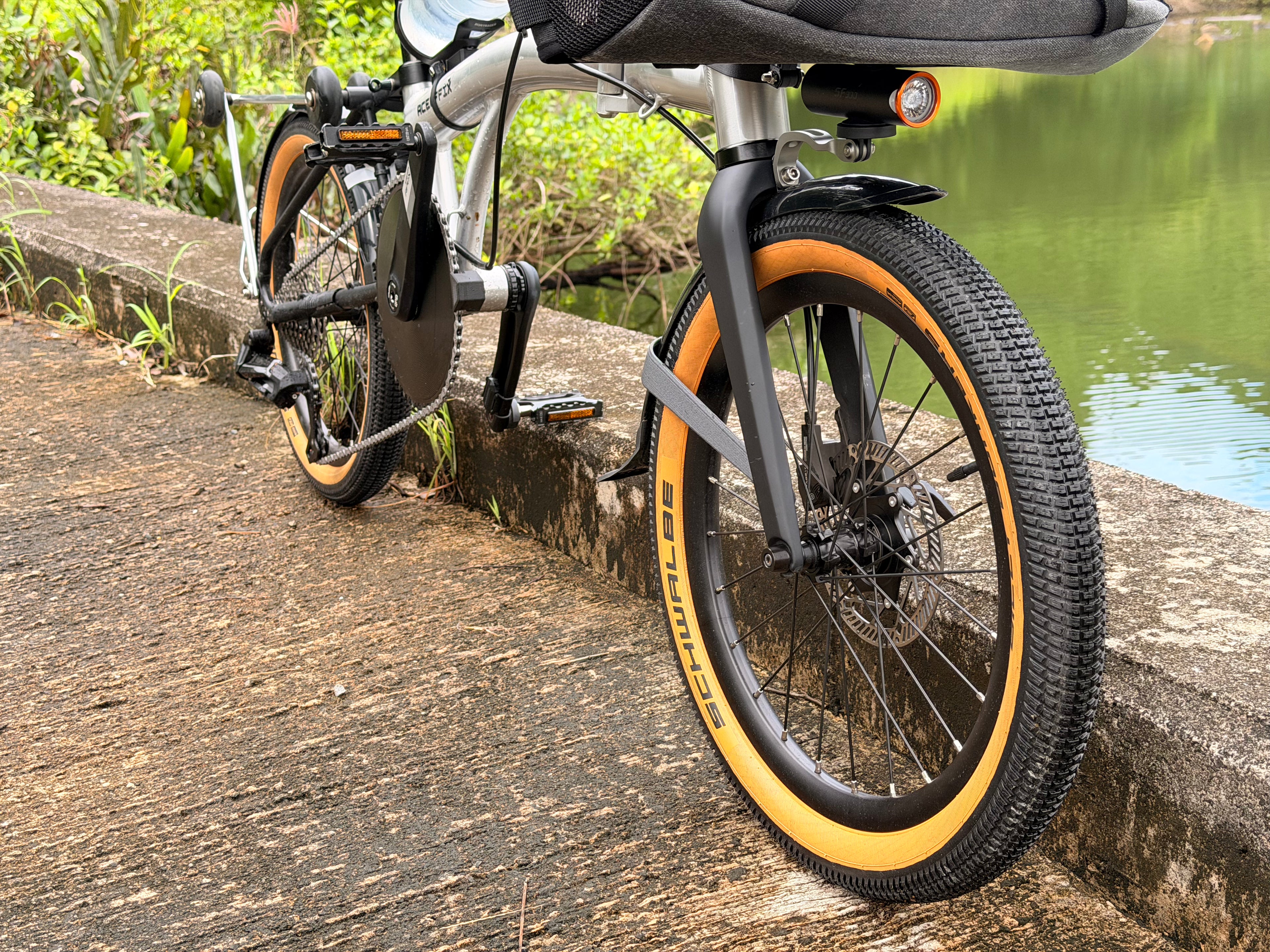 Side profile of Aceoffix D10 with full-coverage mudguards